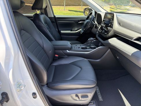 Used 2022 Toyota Highlander XLE FWD image 12
