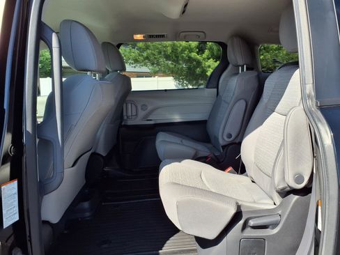 Used 2023 Toyota Sienna LE AWD/4WD image 21
