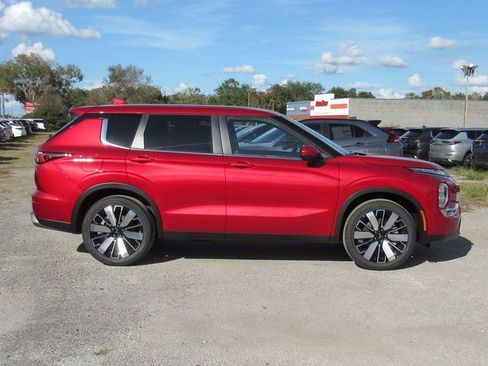 New 2026 Mitsubishi Outlander SE FWD image 2