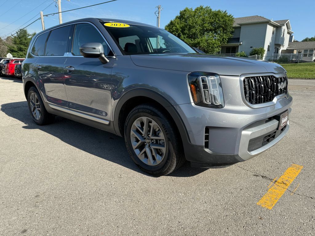 Used 2023 Kia Telluride LX AWD/4WD image 3