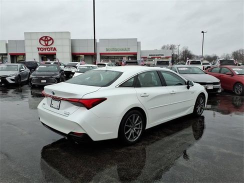 Used 2020 Toyota Avalon Limited image 3