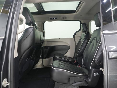 Used 2023 Chrysler Pacifica Limited image 21