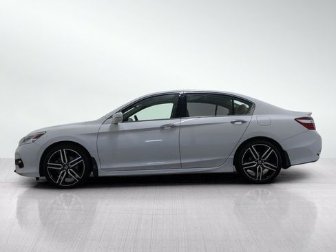 Used 2017 Honda Accord Touring image 3