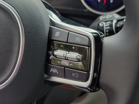 Used 2024 Kia Carnival LX FWD image 25