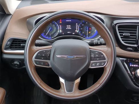 Used 2017 Chrysler Pacifica Limited image 22