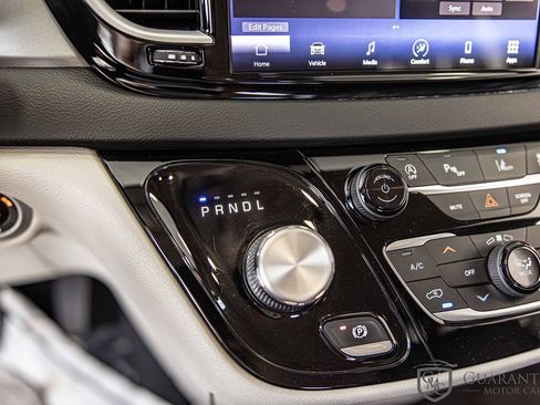 Used 2022 Chrysler Pacifica Touring-L image 32