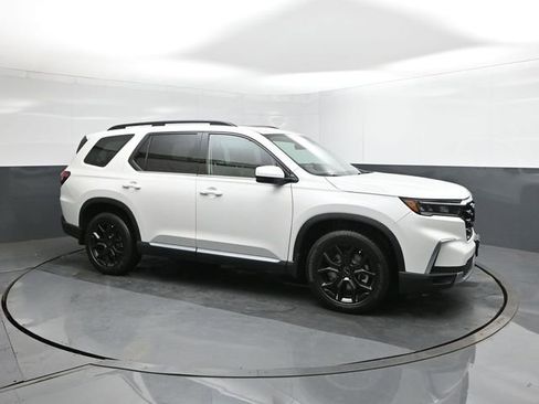 Used 2025 Honda Pilot Touring image 17