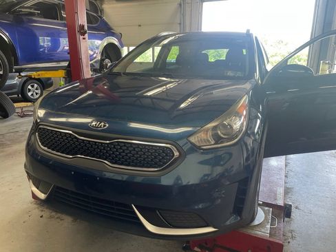 Used 2018 Kia Niro LX FWD image 2