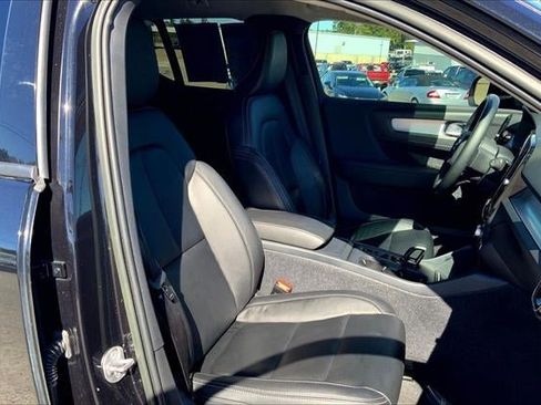Used 2022 Volvo XC40 T5 Momentum image 6