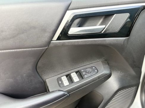Used 2024 Mitsubishi Outlander AWD image 11