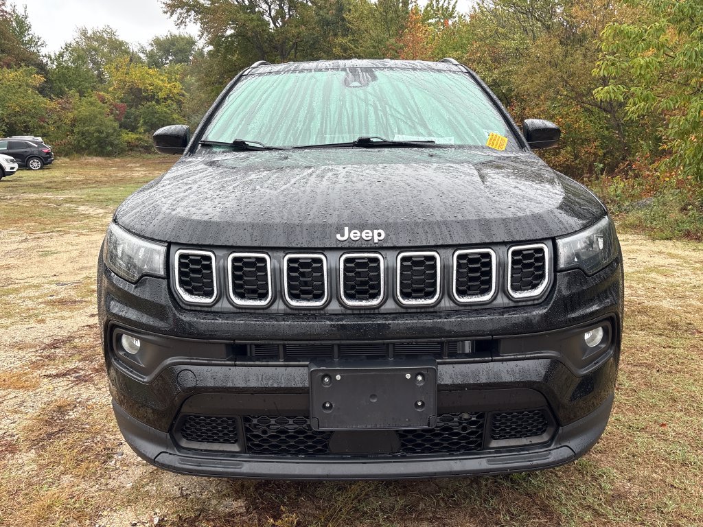 Used 2024 Jeep Compass Latitude w/ Convenience Group AWD/4WD image 2
