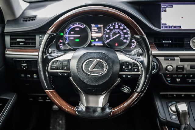 Used 2016 Lexus ES 300h w/ Luxury Package w/Wood Trim FWD image 29