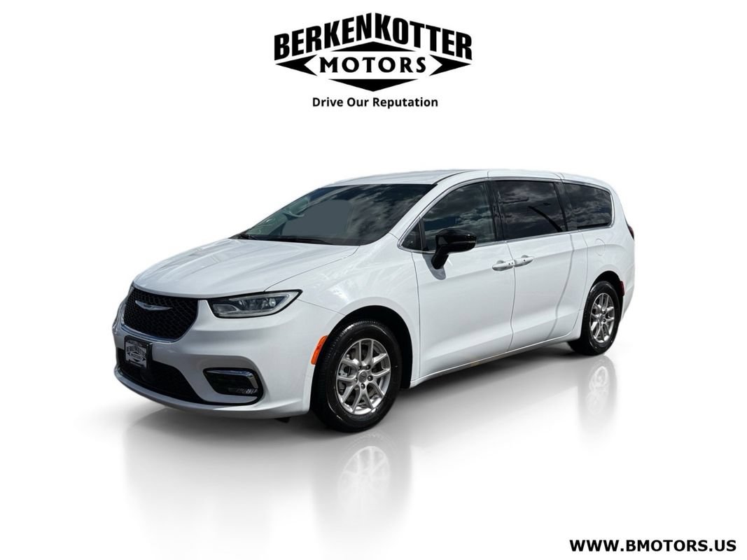 Used 2024 Chrysler Pacifica Touring-L FWD image 7