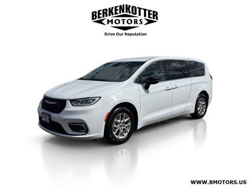 Used 2024 Chrysler Pacifica Touring-L FWD image 7