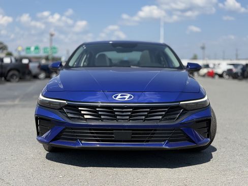 Used 2025 Hyundai Elantra Limited FWD image 2