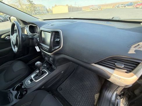 Used 2016 Jeep Cherokee Latitude w/ Cold Weather Group AWD/4WD image 27