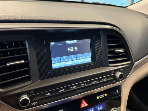 Used 2020 Hyundai Elantra SE FWD image 13