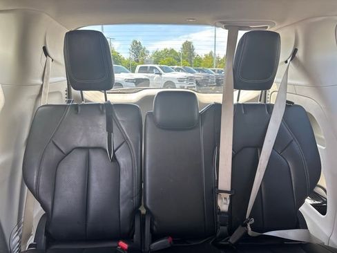 Used 2023 Chrysler Pacifica Touring-L FWD image 11