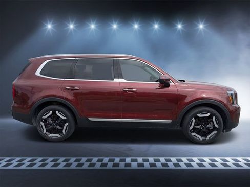 Used 2024 Kia Telluride S image 2