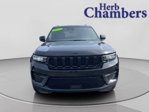 Used 2023 Jeep Grand Cherokee Altitude AWD/4WD image 2