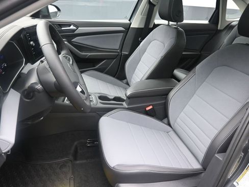 Used 2025 Volkswagen Jetta SE image 19