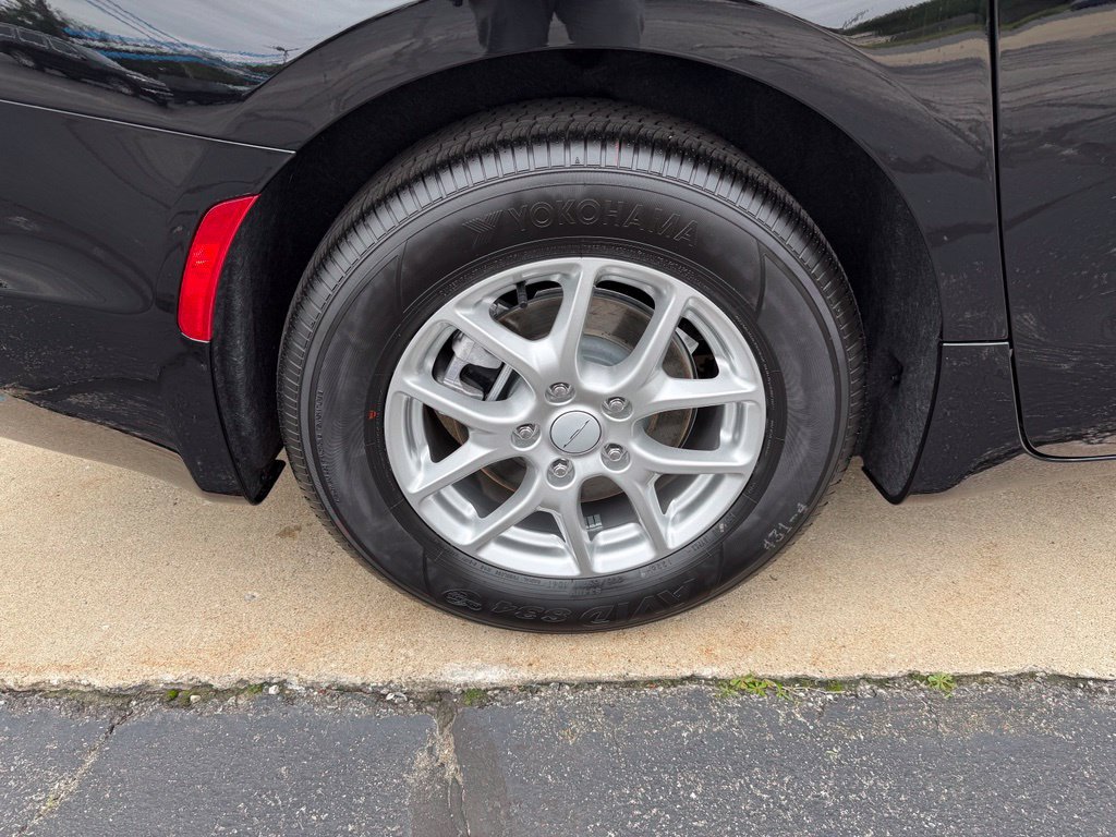 New 2027 Chrysler Pacifica Select FWD image 8