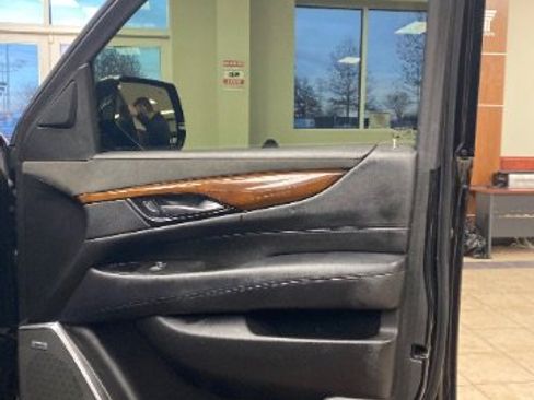 Used 2018 Cadillac Escalade ESV Luxury image 17