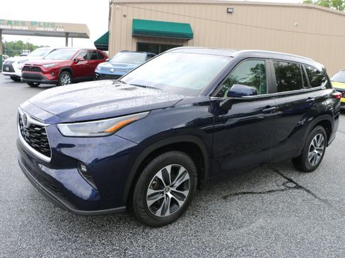 Used 2023 Toyota Highlander XLE FWD image 1