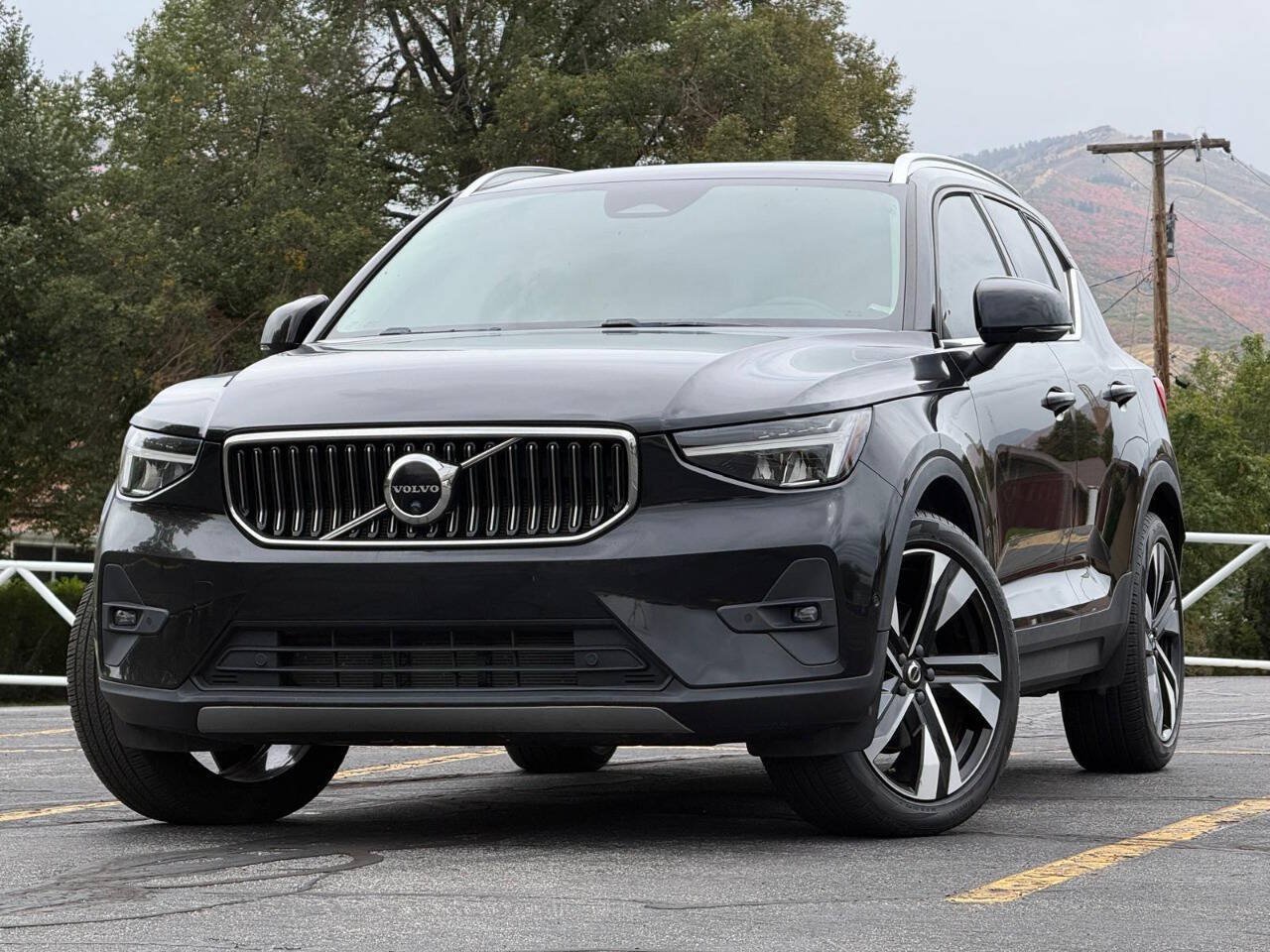 Used 2023 Volvo XC40 B5 Plus w/ Climate Package AWD/4WD image 1