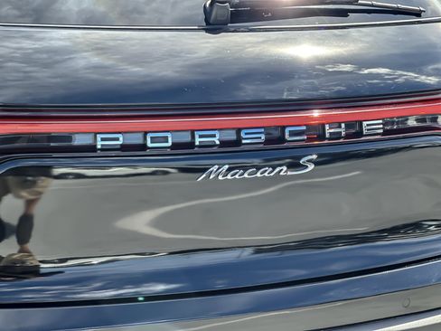 Certified 2023 Porsche Macan S AWD/4WD image 23