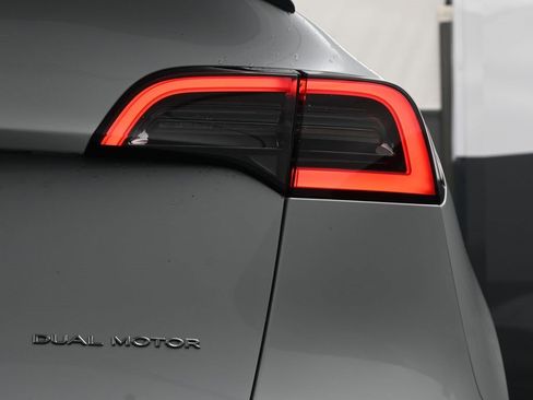 Used 2021 Tesla Model Y Long Range image 11