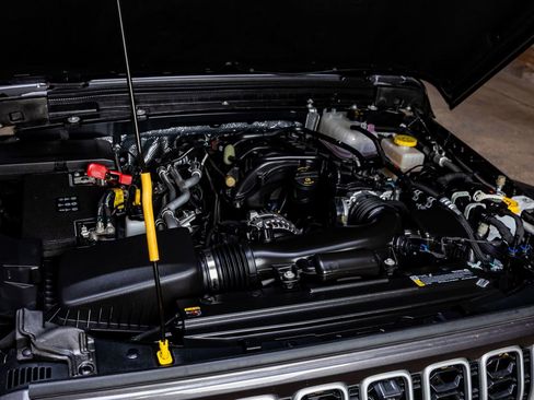 Used 2025 Jeep Wrangler Sahara w/ Technology Group image 40