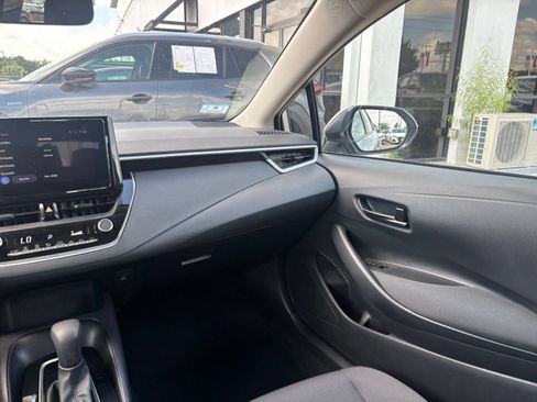 Used 2025 Toyota Corolla LE FWD image 32
