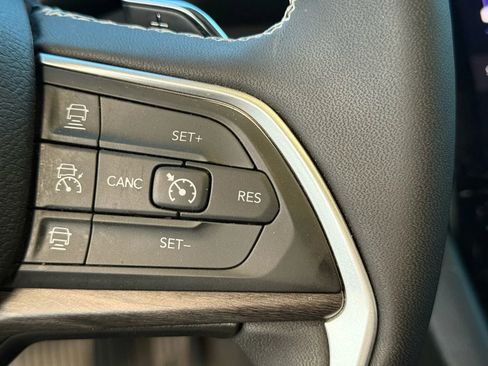 Used 2023 Jeep Grand Cherokee Limited w/ Luxury Tech Group II image 22