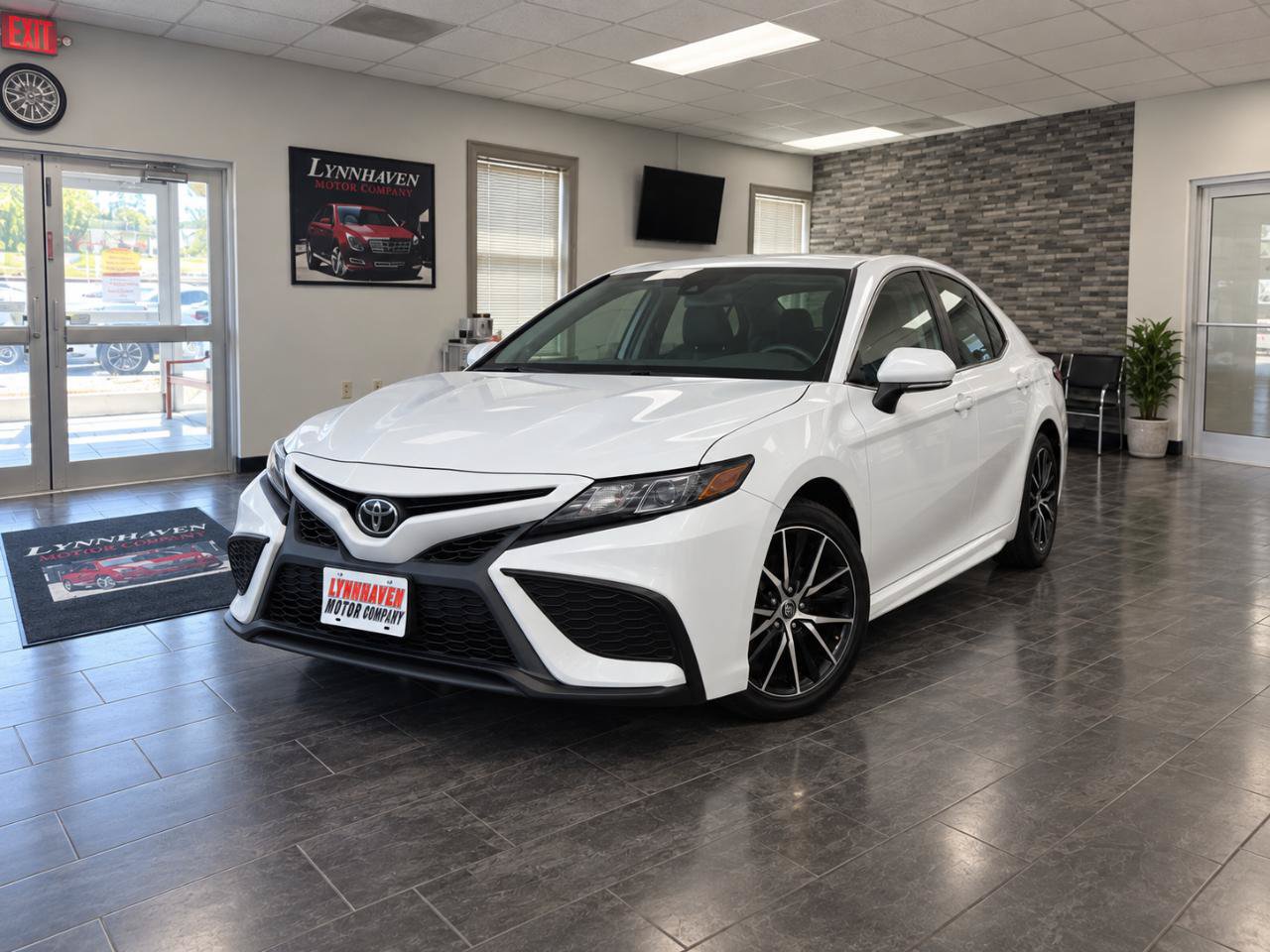 Used 2021 Toyota Camry SE FWD image 3