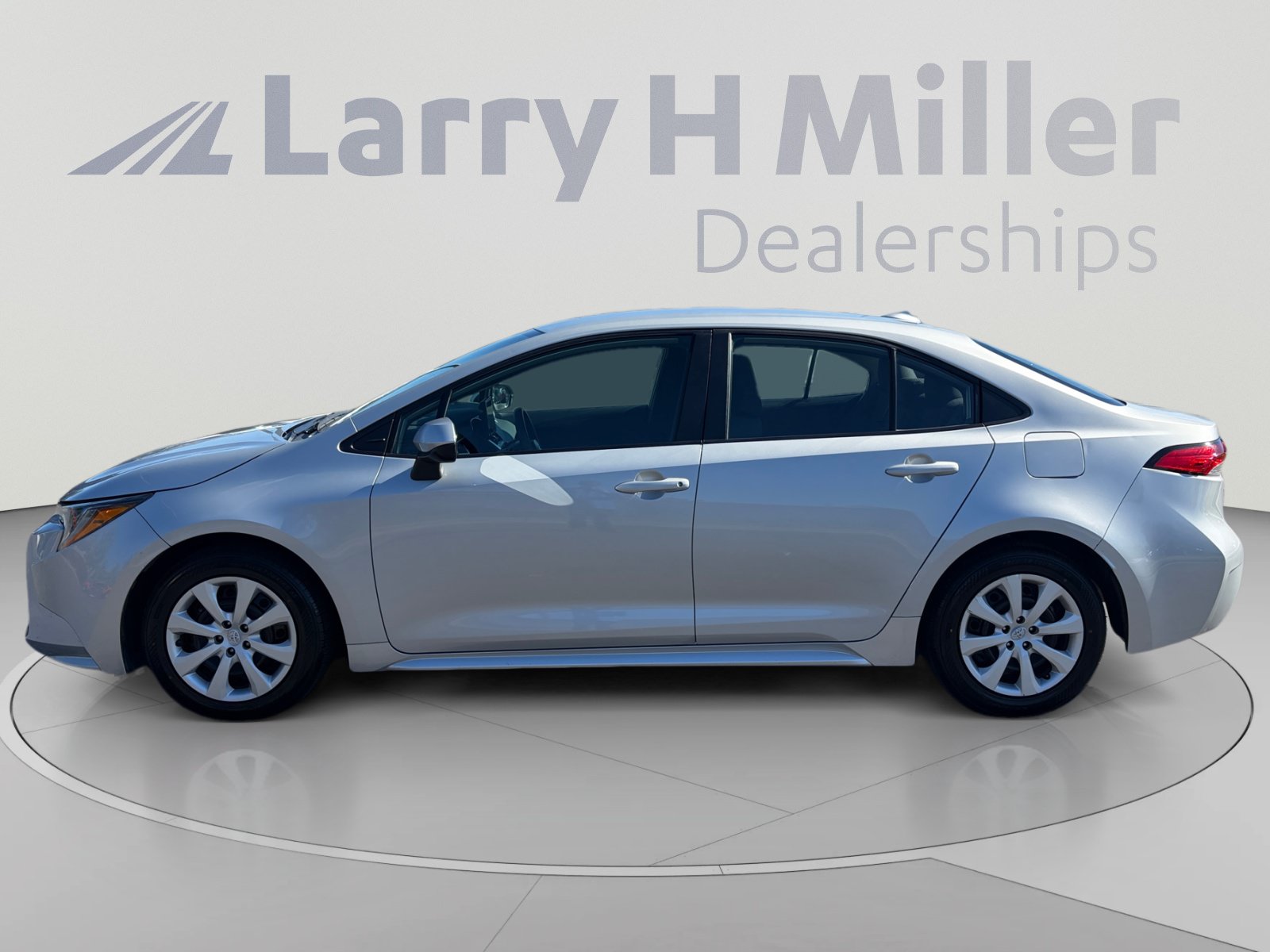 Used 2024 Toyota Corolla LE FWD image 2
