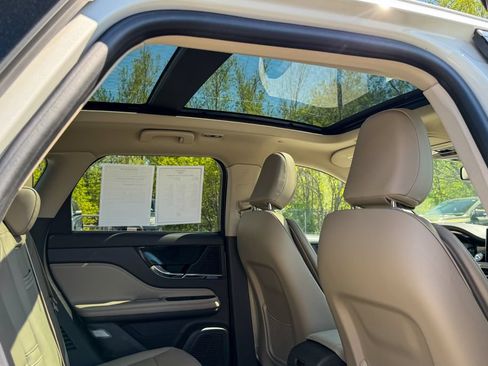 Used 2022 Lincoln Corsair AWD w/ Premium Package image 15