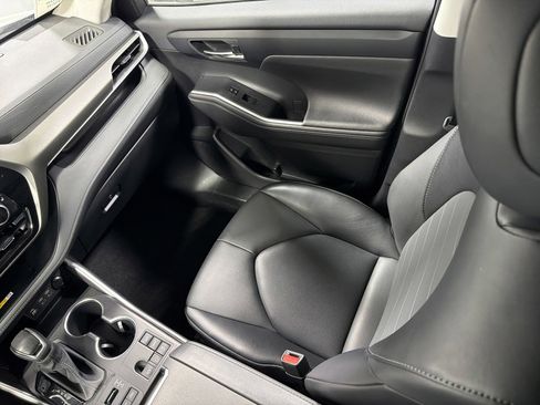 Used 2024 Toyota Highlander XLE image 11