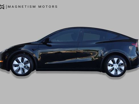 Used 2024 Tesla Model Y Long Range AWD/4WD image 2