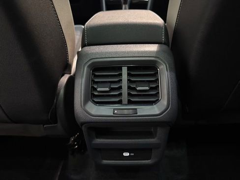 Certified 2025 Volkswagen Taos SE w/ Panoramic Sunroof Package image 30