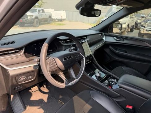 Used 2023 Jeep Grand Cherokee Altitude AWD/4WD image 22