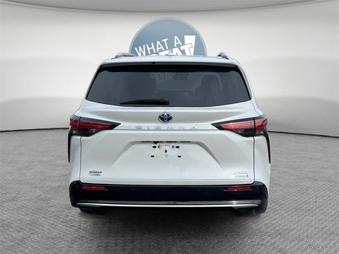 Used 2023 Toyota Sienna Platinum image 5