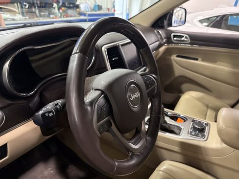 Used 2018 Jeep Grand Cherokee Overland AWD/4WD image 9