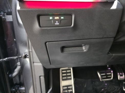 Used 2025 Volkswagen Tiguan SE R-Line image 18