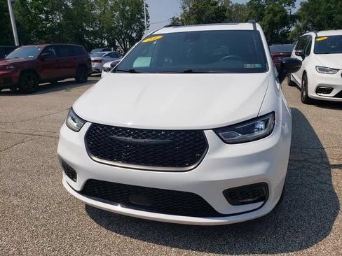 Used 2024 Chrysler Pacifica Limited w/ S Appearance Package FWD image 9