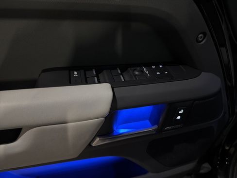 Certified 2025 Land Rover Defender 130 X-Dynamic SE image 13