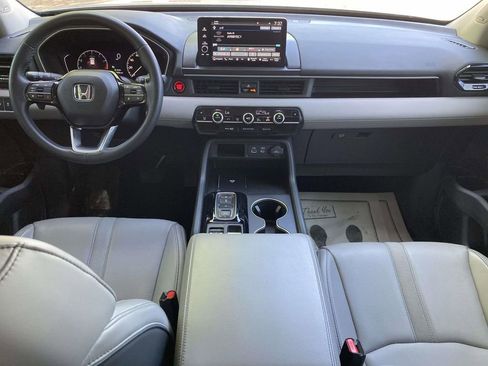 Used 2025 Honda Pilot Touring image 10