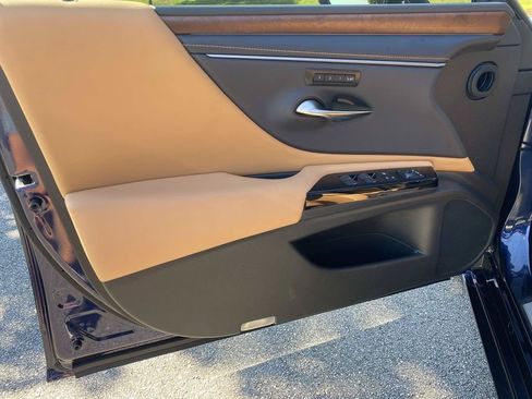 Used 2025 Lexus ES 300h w/ Premium Package FWD image 16