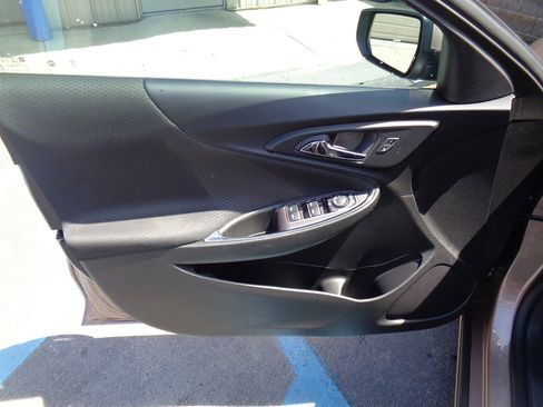 Used 2018 Chevrolet Malibu LT w/ LPO, Convenience Package 2 FWD image 15