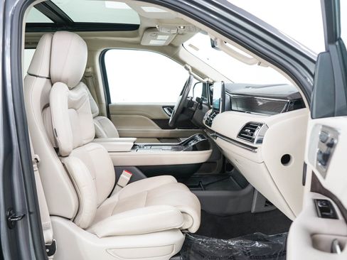 Used 2021 Lincoln Navigator Reserve w/ Luxury Package AWD/4WD image 11